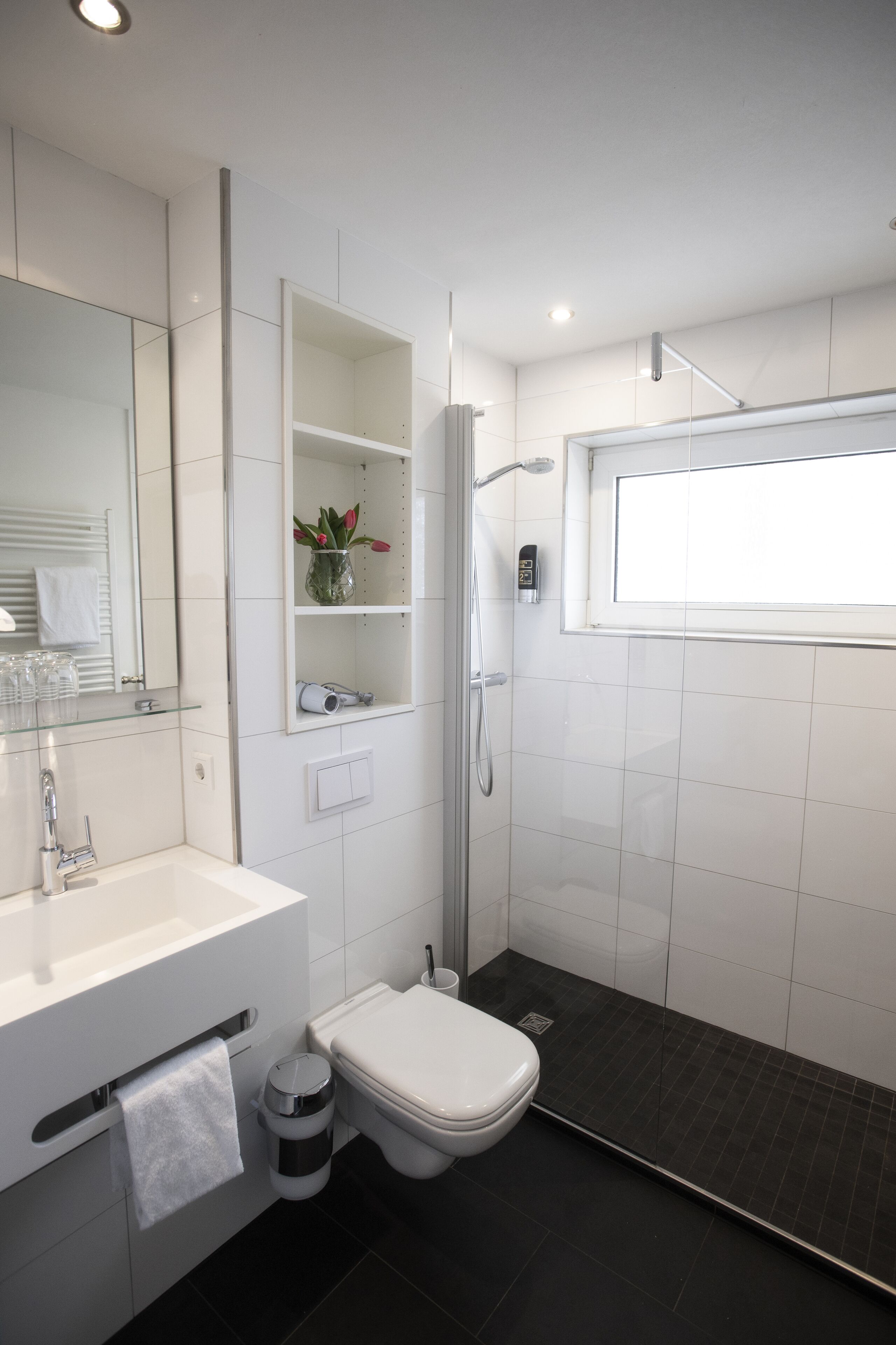 Dusche, kostenlose Toilettenartikel, Haartrockner, Handtücher