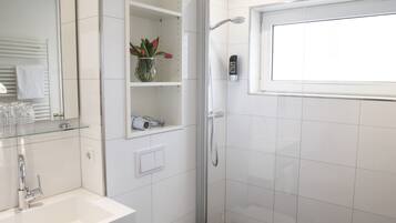 Dusche, kostenlose Toilettenartikel, Haartrockner, Handtücher