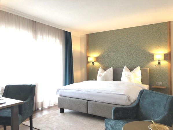 Työpöytä, pimennysverhot, äänieristys, ilmainen Wi-Fi