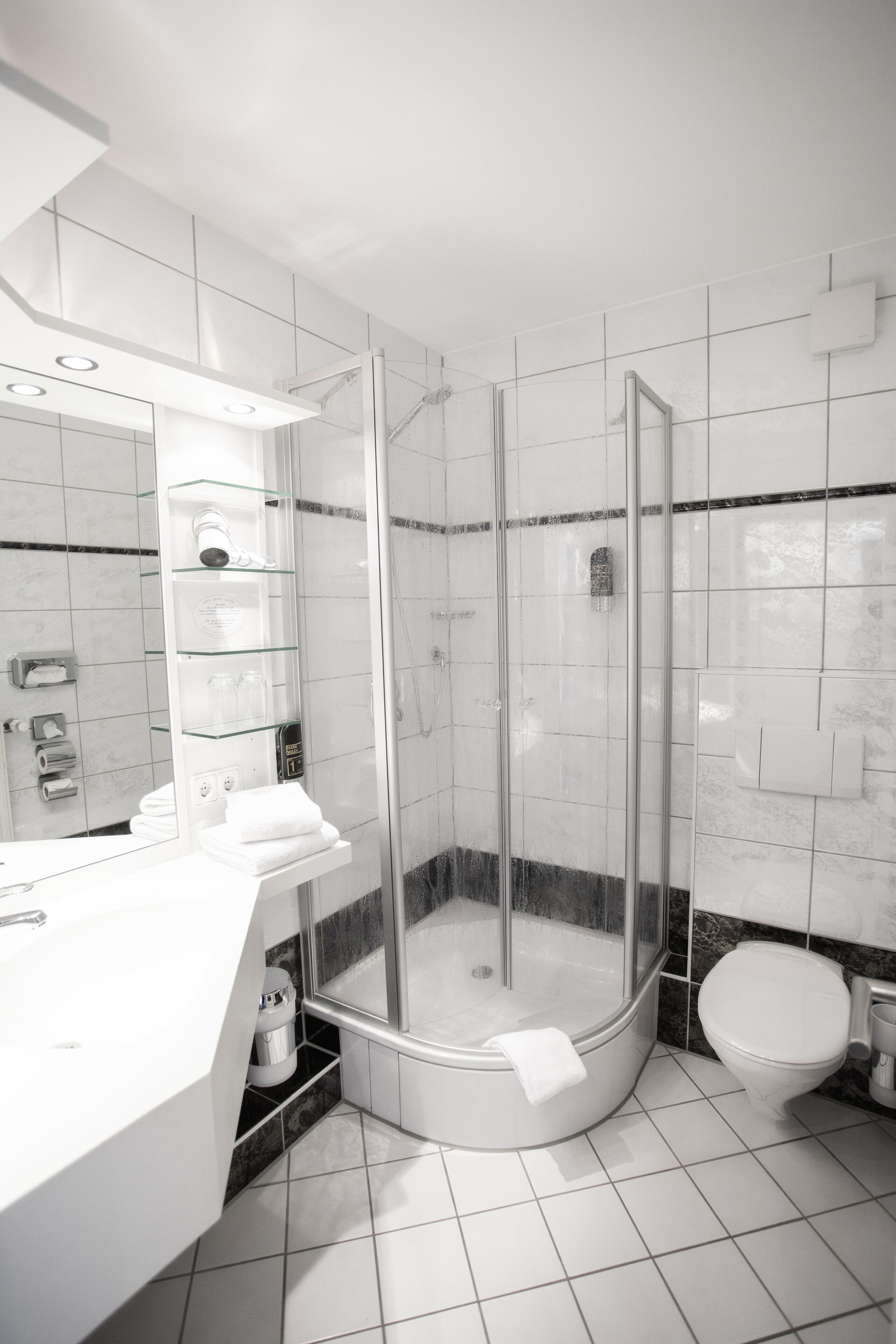 Shower, perlengkapan mandi gratis, pengering rambut, dan handuk