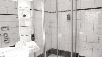 Shower, perlengkapan mandi gratis, pengering rambut, dan handuk