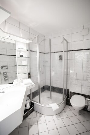 Shower, free toiletries, hair dryer, towels - Hotel zur Post (Brilon)