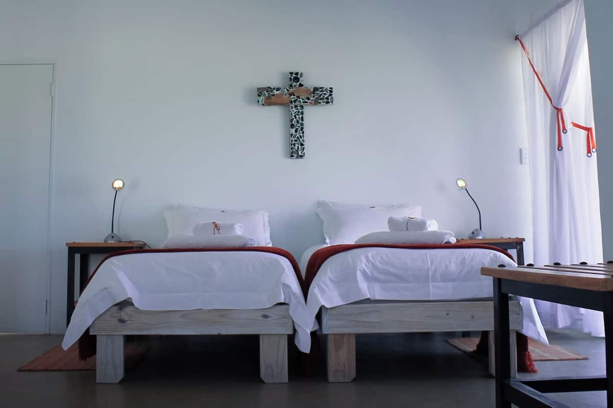 Travel crib, WiFi (surcharge), bed sheets