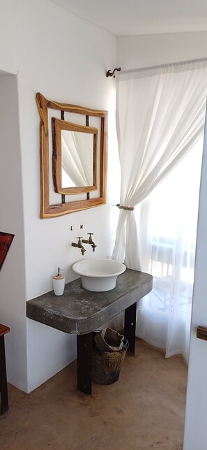 Comfort Bungalow, Kitchen | Bathroom | Towels, soap, toilet paper