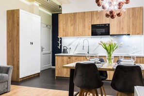 Refrigerador, microondas, placa de cocina, lavavajillas