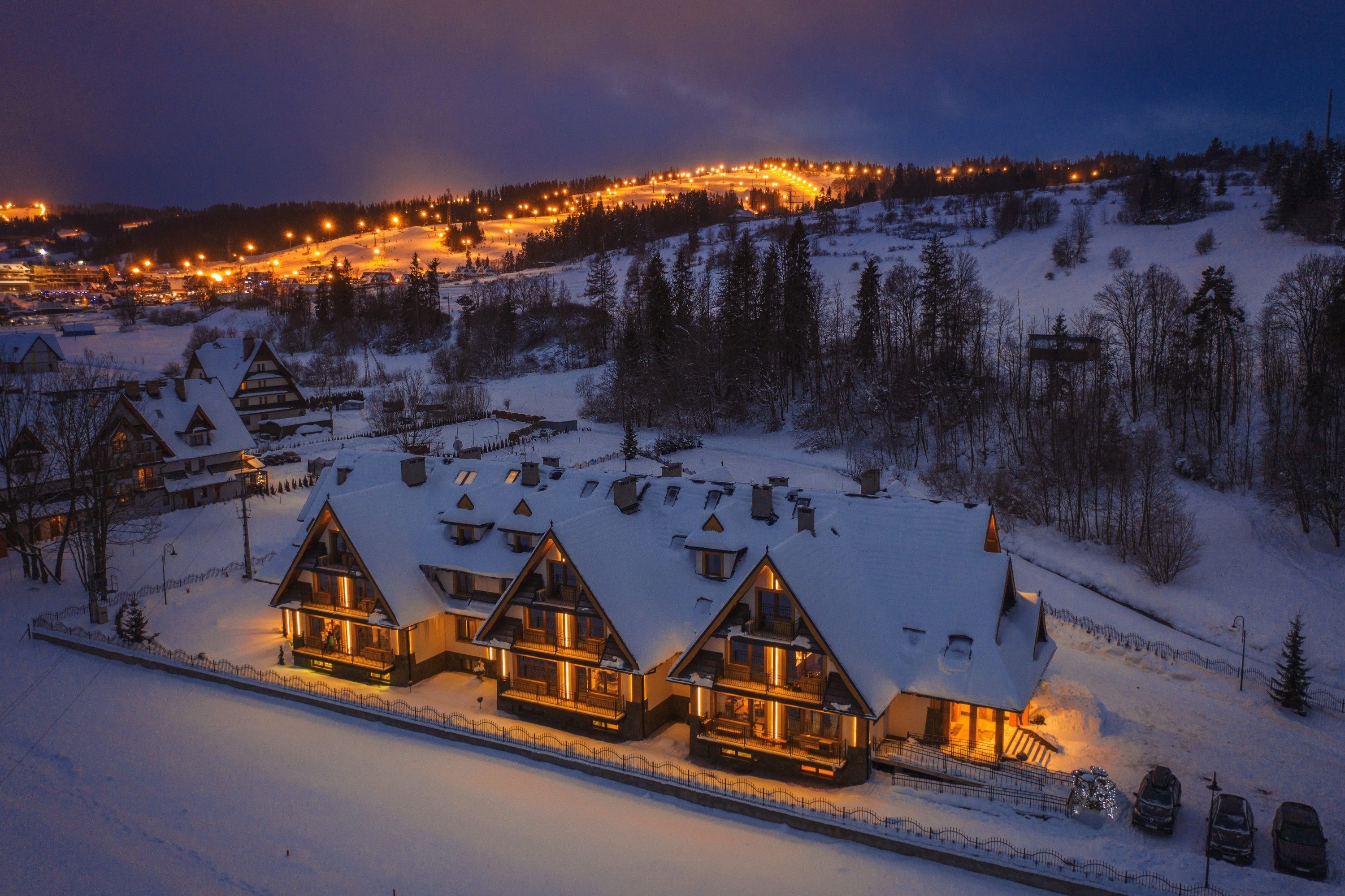 Vista frontal de la propiedad por la tarde o noche