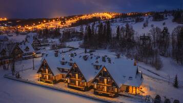 Depan hartanah - siang/malam