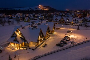 Fachada da propriedade à noite