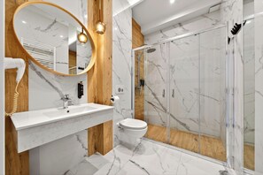 Romantic Studio Suite, Hot Tub | Bathroom | Shower, rainfall showerhead, free toiletries, hair dryer - Aparthotel Diamond SPA Relax (Bukowina Tatrzanska)