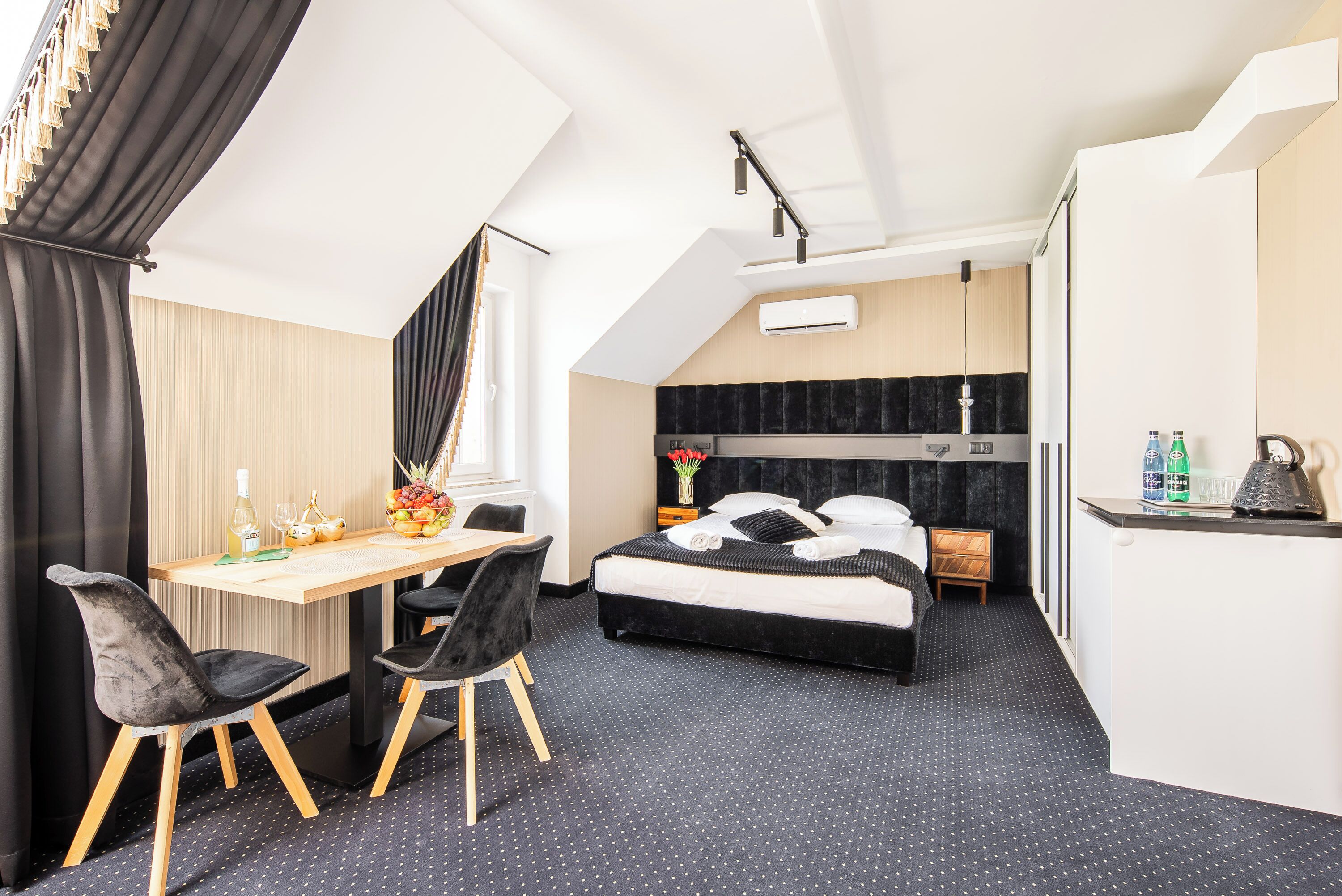 Minibar, sistema de insonorización y tabla de planchar con plancha 