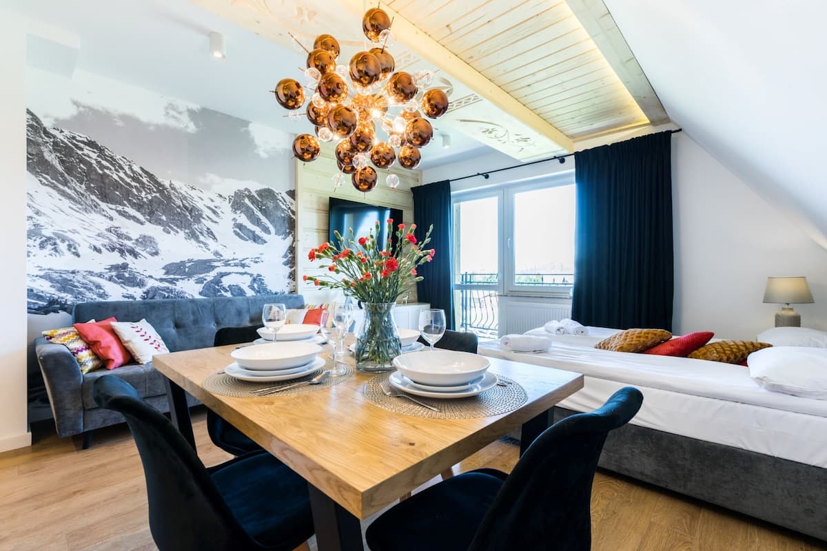 Classic Room, Non Smoking | Living area | 55-inch flat-screen TV with digital channels, TV