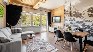 Deluxe Apartment | Minibar, soundproofing, iron/ironing board, free WiFi