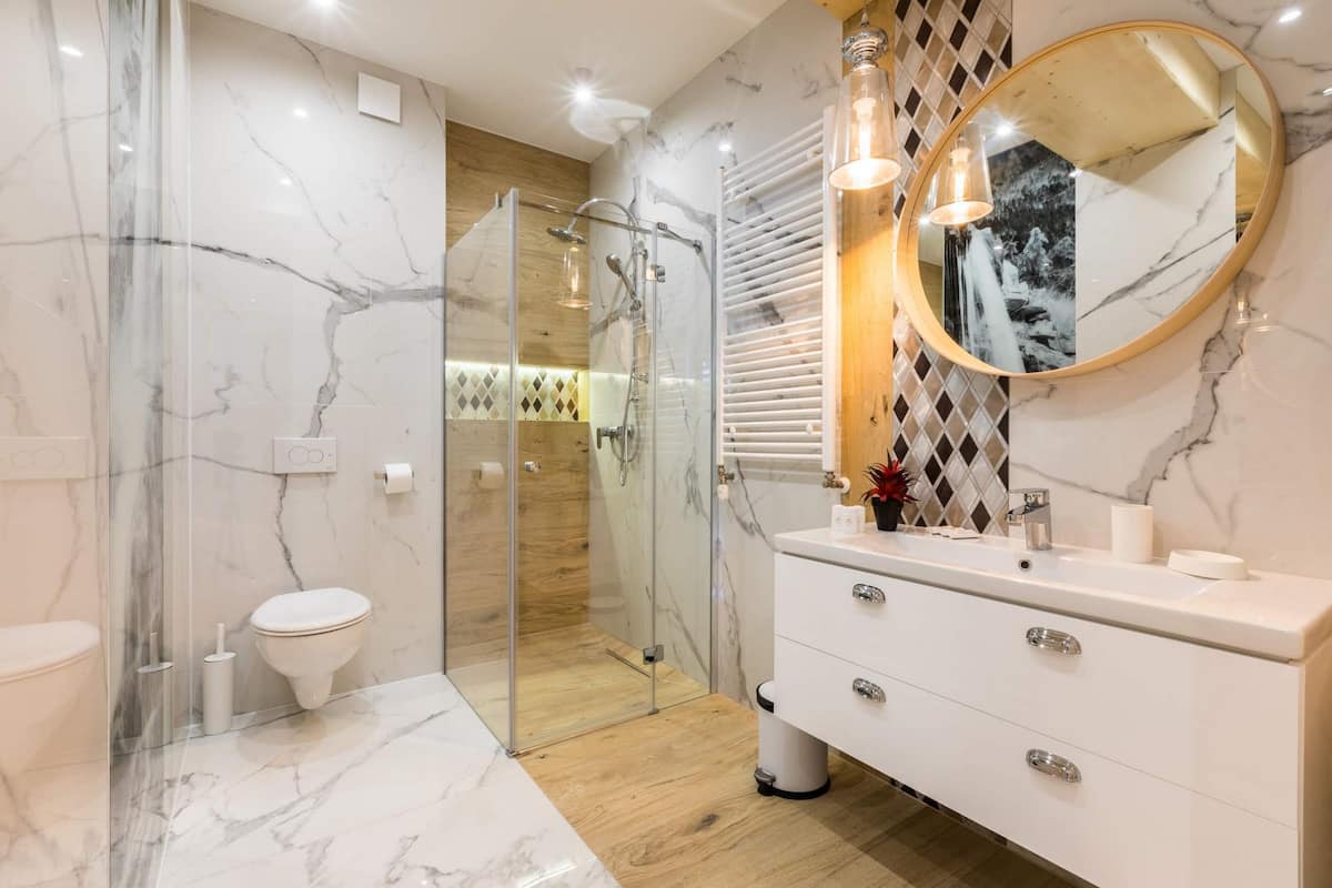 Dusche, Regendusche, kostenlose Toilettenartikel, Haartrockner