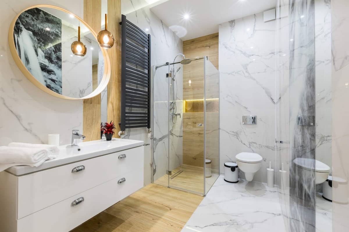 Dusche, Regendusche, kostenlose Toilettenartikel, Haartrockner
