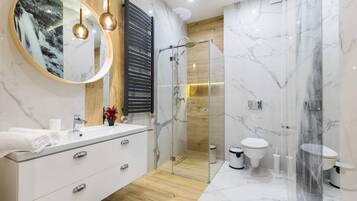 Shower, rainfall showerhead, free toiletries, hair dryer