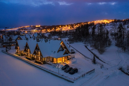 Fachada de la propiedad por la tarde o noche