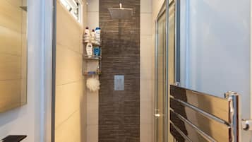 House (3 Bedrooms) | Bathroom | Free toiletries, hair dryer, towels, soap