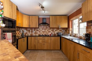 Hus (3 Bedrooms) | Eget kök | Kylskåp, mikrovågsugn, ugn och spishäll