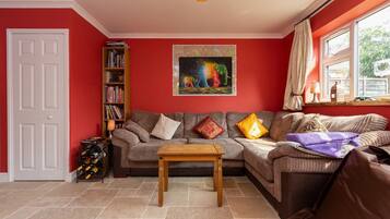 House (3 Bedrooms) | Living room | TV