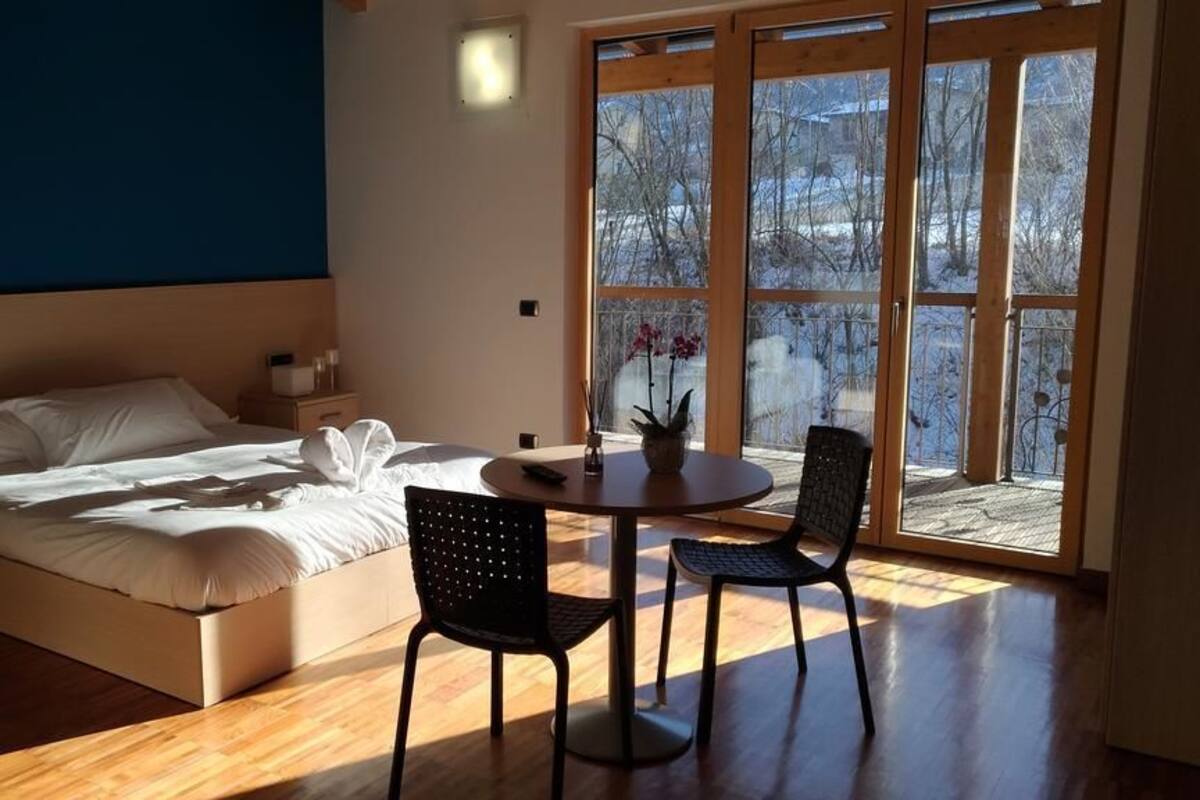 Estudio Confort | Escritorio, cortinas blackout, insonorización y wifi gratis 