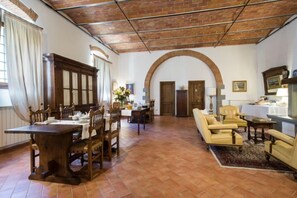 Café da manhã com buffet todos os dias (EUR 18 por pessoa)