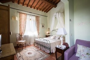 Suíte júnior, 1 cama Queen e sofá-cama, para não fumantes (Pendolino) | Cofres nos quartos, berços (sobretaxa), Wi-Fi de cortesia, roupa de cama