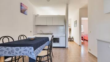 Appartamento Standard, 2 camere da letto | Cucina privata | Frigorifero con congelatore, piano cottura, pentole/stoviglie/utensili