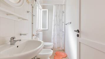 Standard-Apartment, 2 Schlafzimmer | Badezimmer | Dusche, Haartrockner, Bidet