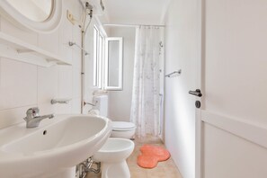 Apartamento standard, 2 quartos | Banheiro | Chuveiro, secador de cabelo, bidê 