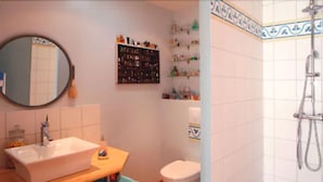 Ein Badezimmer mit Waschbecken, Toilette und Dusche.