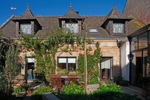 Vista frontal de la propiedad