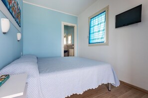 2 quartos, ferros/tábuas de passar roupa, roupa de cama