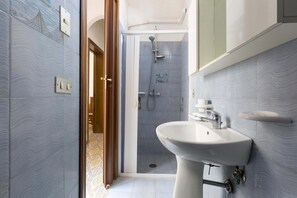 Eenvoudig appartement, 2 slaapkamers | Badkamer | Een douche, een haardroger, een bidet, handdoeken