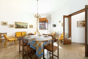 Standard-Apartment, 3 Schlafzimmer | Essbereich im Zimmer