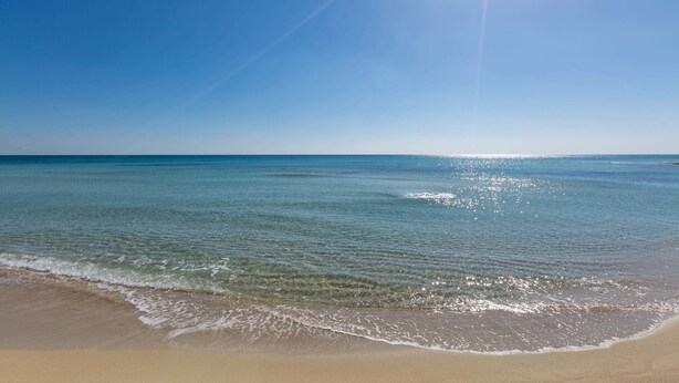 A beach with clear water and a bright sun. - Appartamento Sabbia Chiara (Porto Cesareo)