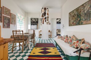 Comfort-Apartment, 3 Schlafzimmer | Wohnbereich | Flachbildfernseher