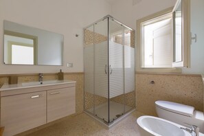 Apartemen Comfort, 2 kamar tidur | Kamar mandi | Shower, pengering rambut, kloset, dan handuk