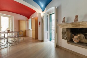 Apartamento panorâmico, 2 quartos | Opções para refeição no quarto