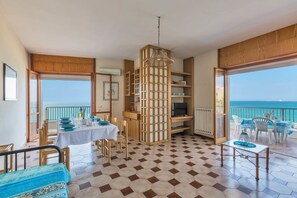 Panoramic-Apartment, 2 Schlafzimmer | Essbereich im Zimmer