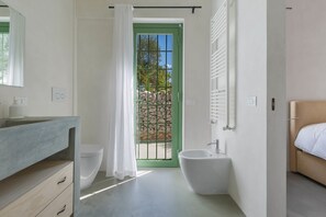 Villa traditionnelle, 2 chambres | Salle de bain | Douche, séchoir à cheveux, bidet