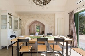 Traditional-Villa, 2 Schlafzimmer | Essbereich im Zimmer