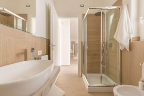 Ducha, secador de pelo, bidet