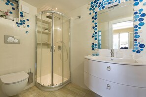 Villa de lujo, 3 habitaciones | Baño | Regadera y secadora de cabello 