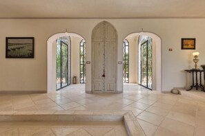 Villa Luxe, 5 chambres | Coin séjour | Télévision à écran plat, cheminée, lecteur de DVD