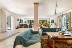 Vil·la de luxe, 5 dormitoris | Sala d'estar | Televisor de pantalla plana, llar de foc i reproductor de DVD 