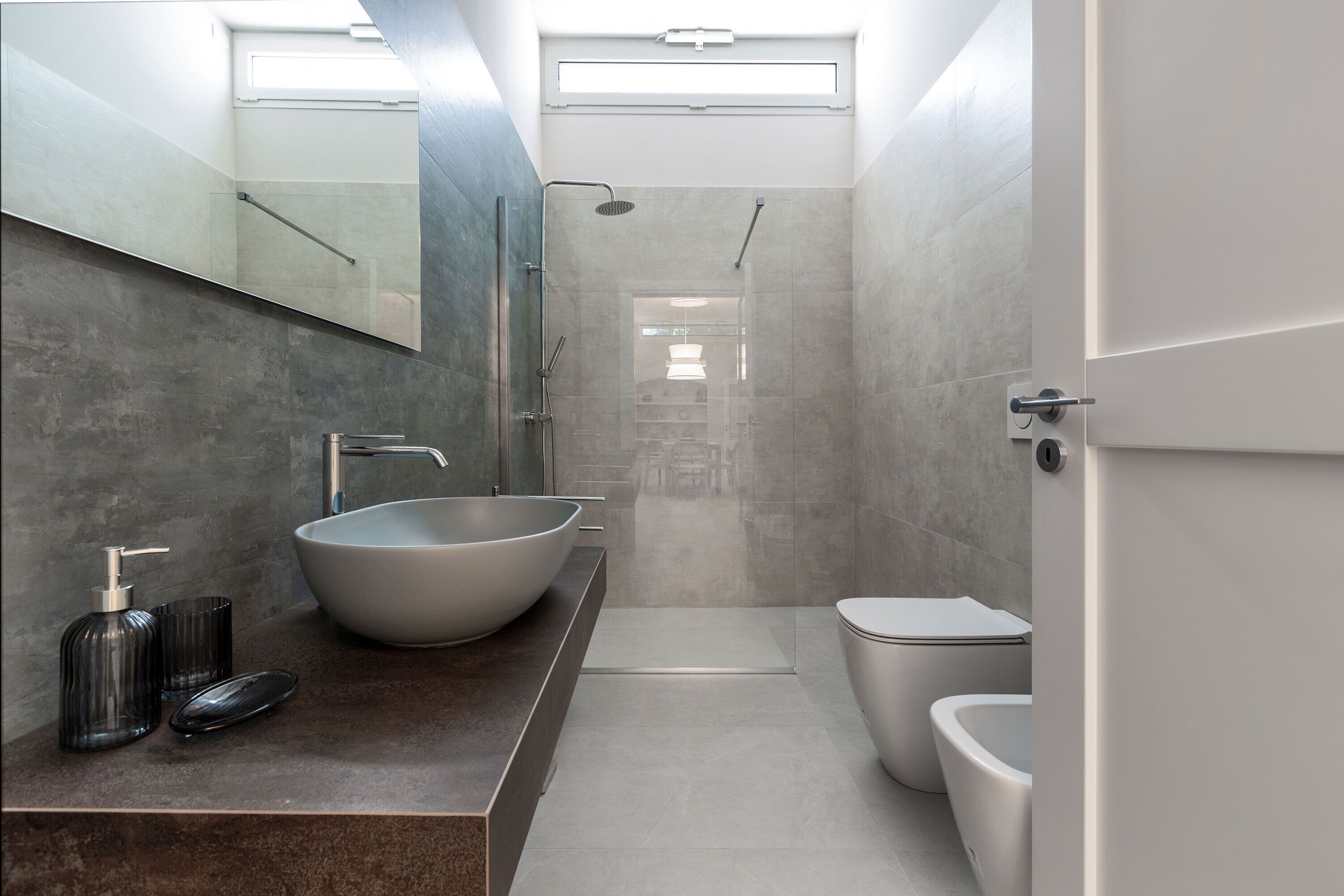 Shower, pengering rambut,  dan kloset