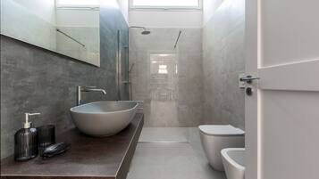 Shower, pengering rambut, dan kloset