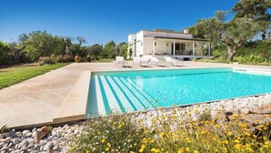 A modern house with a swimming pool, lounge chairs, and a garden. - Villa Chiara (Ruffano)