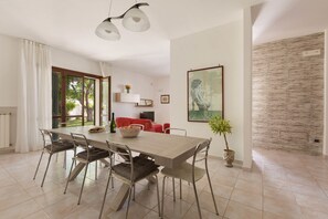 Comfort Villa, 4 Bedrooms | Makan dalam bilik