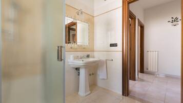 Villa Comfort, 4 camere da letto | Bagno | Doccia, asciugacapelli, bidet, asciugamani